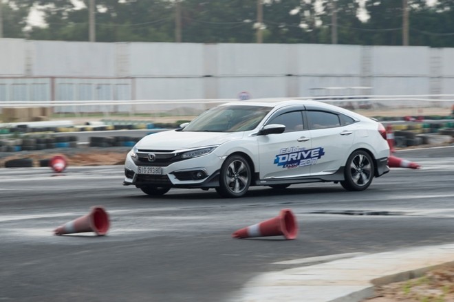 Honda Civic trên đường đua: Thả hổ về rừng Honda Civic trên đường đua: Thả hổ về rừng