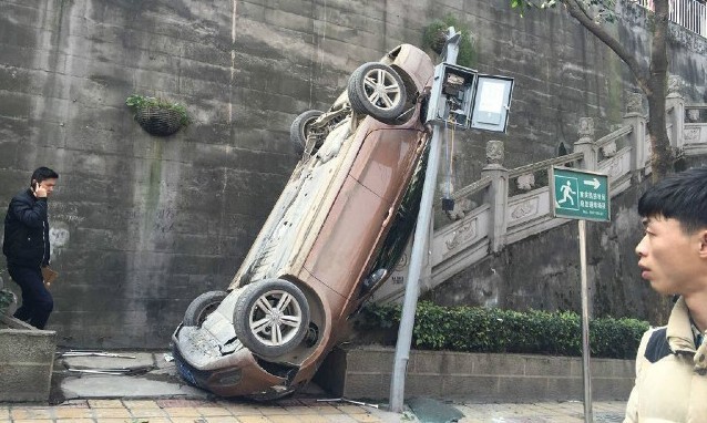 Volkswagen đâm gãy lan can, ‘hạ cánh' xuống độ cao 4m Ngày 18/2, người đi đường ở một sườn núi tại Trùng Khánh (Trung Quốc) bị phen hú hồn khi một chiếc xe Volkswagen đâm gãy đoạn rào chắn bằng sắt, lao từ độ cao 4m xuống và lật ngược ở chân cầu thang đi bộ.