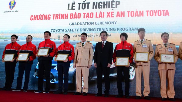 Đào tạo kỹ năng lái xe an toàn cho cảnh sát giao thông Trao bằng tốt nghiệp cho các học viên.