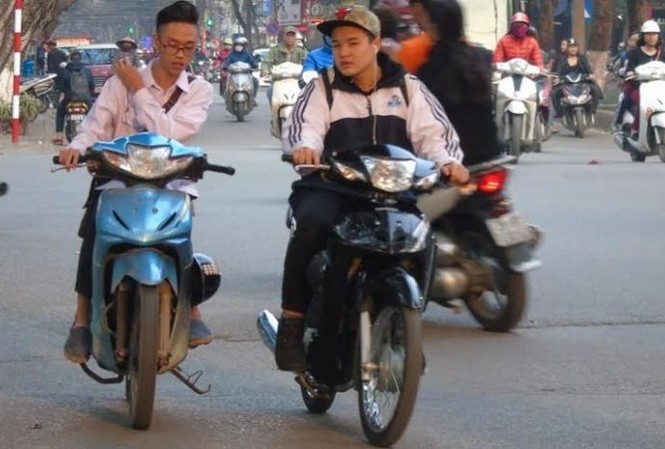 Học sinh 'trái lệnh' Sở Giáo dục, thản nhiên vi phạm giao thông Hai học sinh điều khiển xe máy không đội mũ bảo hiểm theo quy định.