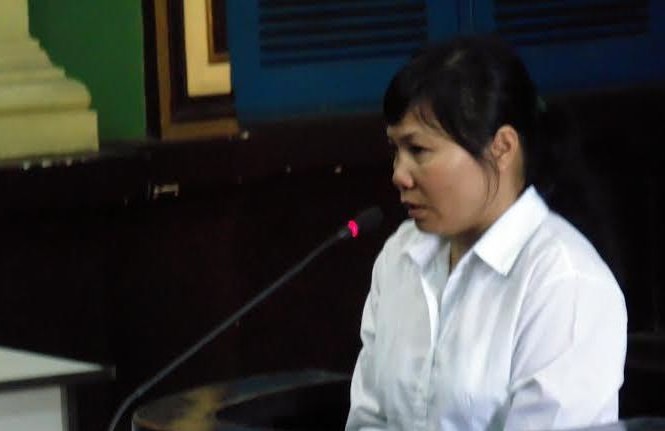 Nhờ giang hồ xách mã tấu truy sát em trai người tình suýt chết Bị cáo Nguyễn Thị Bích Thuận lãnh án 10 năm tù. Ảnh: Tân Châu