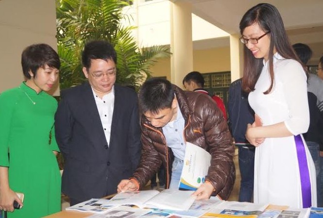 Sôi động ngày hội việc làm của tuổi trẻ Các bạn trẻ tham gia ngày hội tại gian hàng của Công ty Golden Bridge.