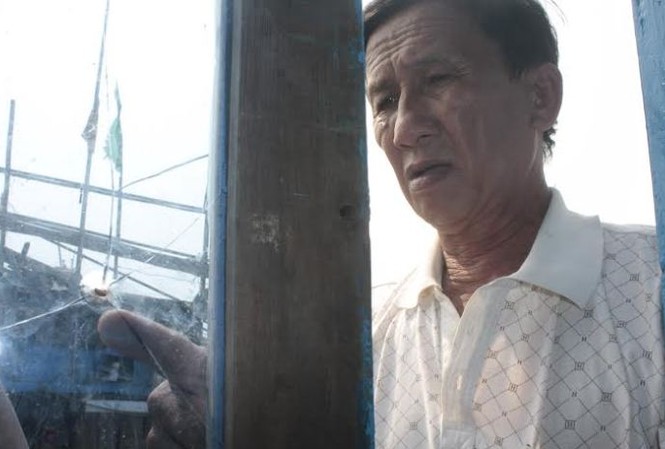 Ngư dân bàng hoàng kể chuyện bị tàu Hải cảnh Trung Quốc bắn, triệt phá Ông Trần Sinh kể lại sự việc bị tàu Hải cảnh Trung Quốc bắn.