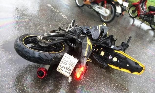 Xe máy đâm vào cột mốc, hai người thương vong Hiện trường vụ tai nạn.