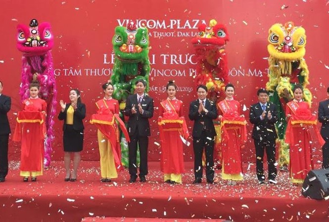 Trung tâm thương mại Vingroup đầu tiên trên Tây Nguyên Cắt băng khánh thành Vincom Plaza Buôn Ma Thuột.