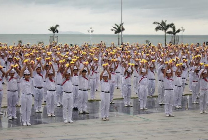 5.000 bạn trẻ đồng diễn mừng sinh nhật Đoàn Đoàn viên thanh niên, đội viên trang nghiêm trong Lễ chào cờ.