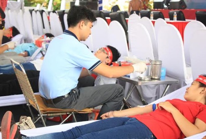 Hơn 600 bạn trẻ hiến máu, nhảy flashmob Các bạn sinh viên thuộc CLB Hành trình đỏ – TPHCM tham gia hiến máu tình nguyện.
