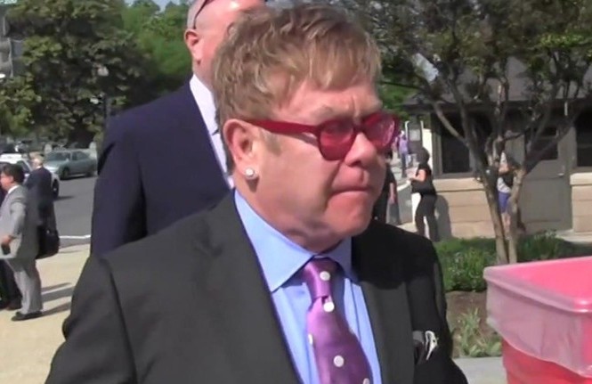 Elton John bị vệ sĩ kiện tội quấy rối tình dục Danh ca người Anh Elton John.