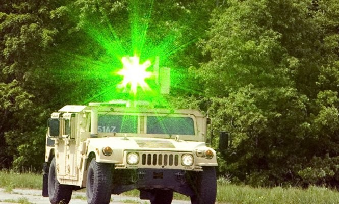 Mỹ đẩy mạnh phát triển vũ khí laser Một phương tiện được trang bị hệ thống laser của quân đội Mỹ (Ảnh: Flickr)