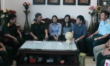Thăm hỏi thân nhân 9 quân nhân trong vụ máy bay CASA-212 Trung tướng Đỗ Căn thăm hỏi, động viên người thân Đại tá Lê Kiêm Toàn, Lữ đoàn trưởng Lữ đoàn 918.