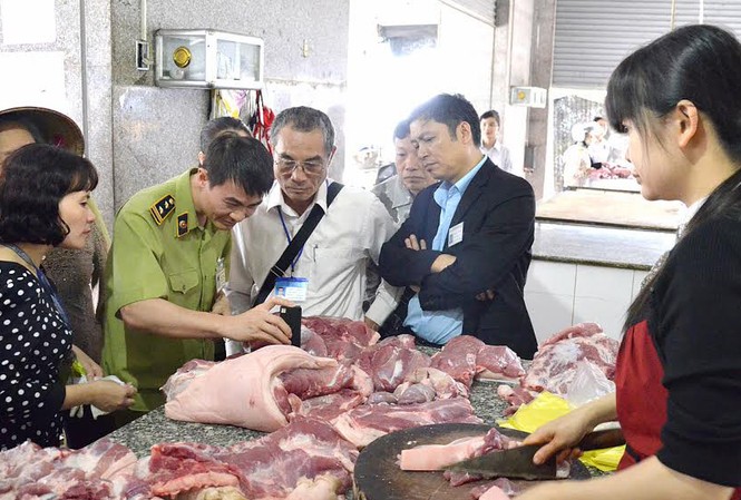 Hà Nội “nóng rẫy” vấn đề an toàn vệ sinh thực phẩm Dự báo, trong thời gian tới sẽ có nhiều diễn biến phức tạp, trong tất cả các khâu sản xuất, kinh doanh, dịch vụ với tác động nghiêm trọng như vấn đề sử dụng hóa chất độc hại, gây nguy cơ ung thư, tạo màu, tạo mùi... Ảnh minh họa