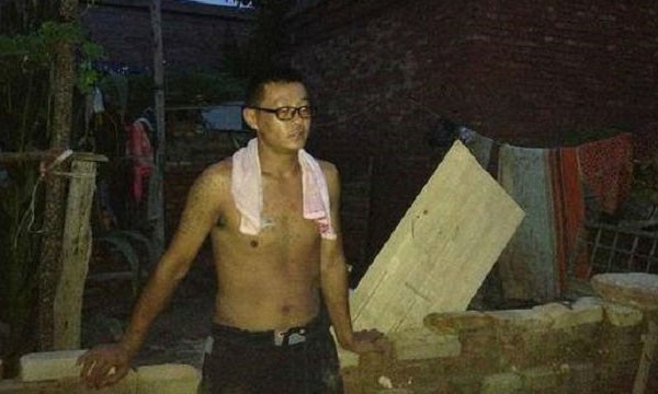 Cư dân mạng ‘dậy sóng’ vụ bỏ mặc vợ để cứu mẹ Hôn nhân tan vỡ vì anh Gao bỏ mặc vợ chống chọi với lũ lụt để chăm lo cho mẹ.