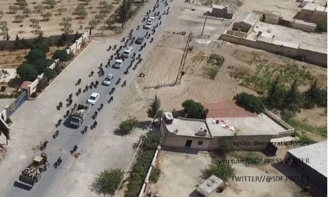 IS bắt hàng nghìn dân thường làm lá chắn sống ở Syria Hàng nghìn dân thường bị lấy làm lá chắn sống cho IS trên đường tháo chạy khỏi Manbij. (Ảnh: SDF)
