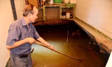 Xuất hiện hố 'tử thần' ở Quảng Ninh, di dời khẩn cấp 20 hộ dân Một "hố tử thần" xuất hiện ngày 29/8/2013 tại phường Cẩm Đông, TP Cẩm Phả. (Ảnh: Báo Quảng Ninh)