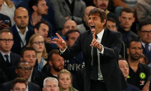 HLV Chelsea lý giải về thất bại trước Liverpool Conte còn nhiều việc phải làm với hàng thủ của Chelsea. Ảnh: Reuters.