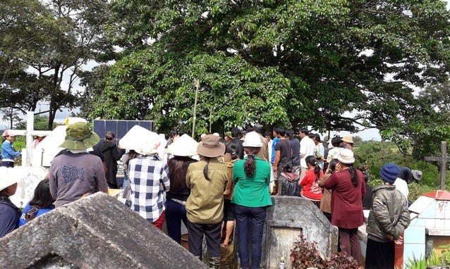 Sự thực vụ 'học sinh tự tử do không có quần áo mới' Bà con làng xóm tiễn đưa em S.