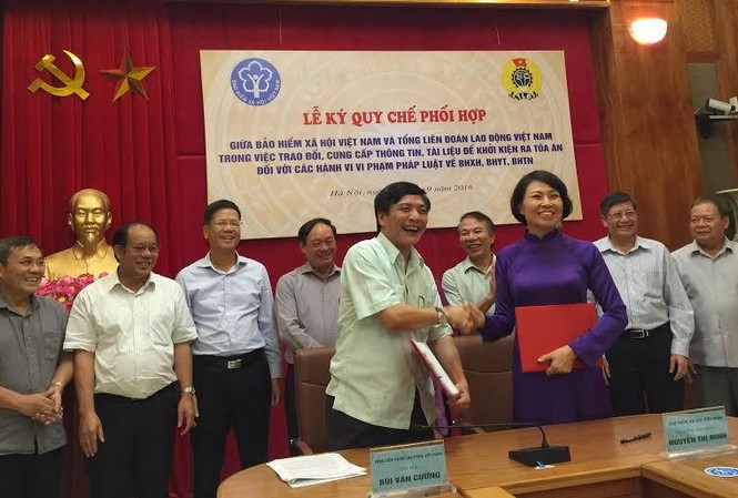 Hơn 100.000 doanh nghiệp nợ bảo hiểm xã hội Ông Bùi Văn Cường, Uỷ viên T.Ư Đảng, Chủ tịch Tổng Liên đoàn Lao động Việt Nam và bà Nguyễn Thị Minh, Thứ trưởng, Tổng giám đốc BHXH Việt Nam tại lễ ký kết. Ảnh: Phong Cầm