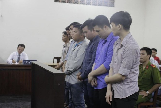 Đá bóng giao hữu: Hiệp 1 đá chân, hiệp 2… ẩu đả Các bị cáo tại phiên tòa. Ảnh: Tân Châu