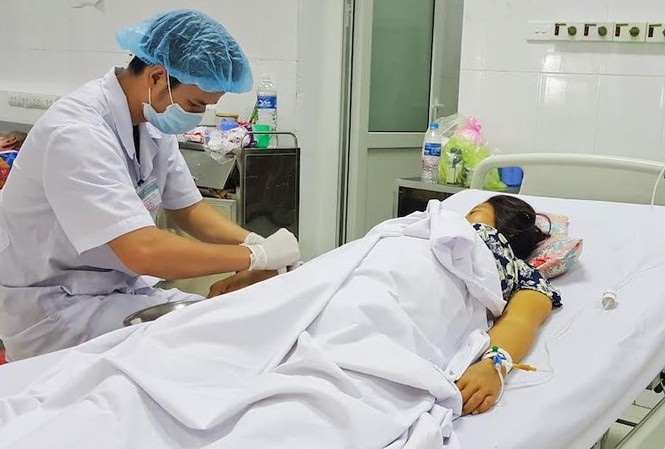 Nhiều người nguy kịch do dùng thuốc Nam rởm Bệnh nhân Nguyễn Thị Đ. đang điều trị tại khoa Hồi sức Tích cực chống độc.