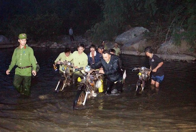 Khen thưởng 2 kiểm lâm xâm nhập sào huyệt của lâm tặc Kiểm lâm thu giữ nhiều xe máy chở gỗ của Lâm tặc ở rừng sâu Di Linh