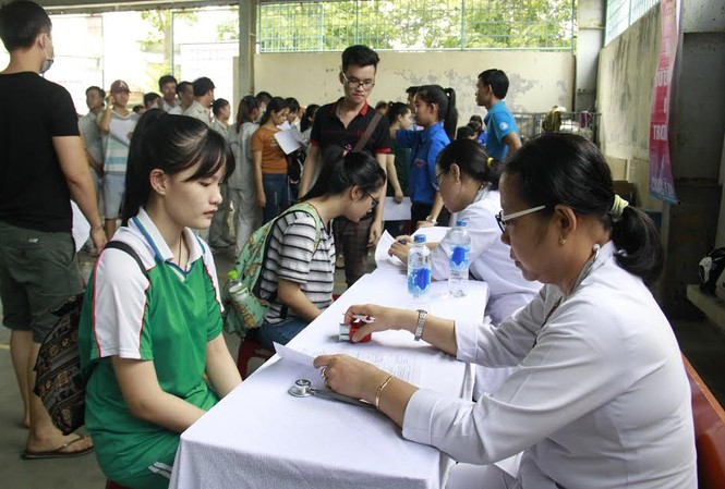 Hơn 700 thanh niên, sinh viên hiến máu nhân đạo Sinh viên trường CĐ Thương mại Đà Nẵng có mặt từ sớm đăng ký hiến máu tình nguyện. Ảnh: Thanh Trần.