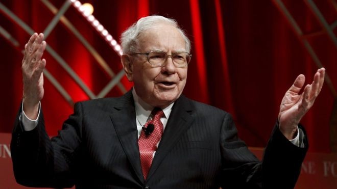 Tỷ phú Warren Buffett 'thách' Donald Trump công khai thuế Tỷ phú Warren Buffett.