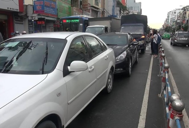 Tai nạn liên hoàn, hàng ngàn xe kẹt cứng trong mưa Sài Gòn Tai nạn liên hoàn, hàng ngàn xe kẹt cứng trong mưa Sài Gòn