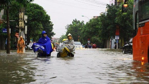 Cám cảnh sinh viên bì bõm lên trường tránh lụt Cám cảnh sinh viên bì bõm lên trường tránh lụt