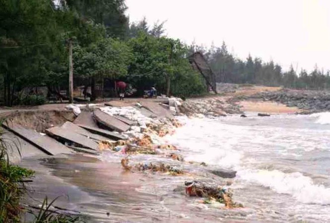 Tìm thấy thi thể một nạn nhân chìm thuyền do áp thấp Khu vực kè đá ven biển thị trấn Thuận An, huyện Phú Vang.