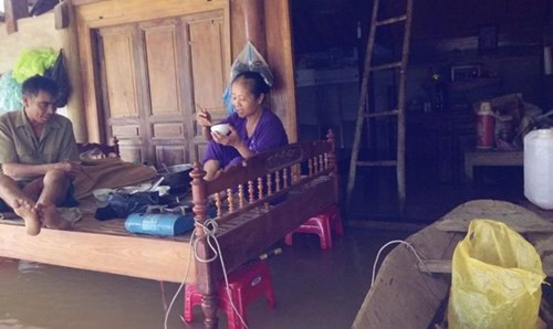 Mưa lũ ở miền Trung, giá thực phẩm, rau có tăng nhưng không cao Bữa ăn đầu tiên trong 3 ngày lũ với nồi cơm sống một nửa của ông bà Thân, xóm 1 Phương Điền. Ảnh: VH.
