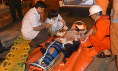 Cứu thuyền viên viêm dạ dày cấp trên biển Một thuyền viên bị tai nạn trên biển được tàu SAR 412 và nhân viên y tế đưa vào bở. Ảnh: Trung tâm II cung cấp.