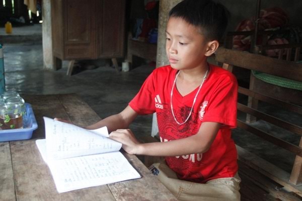 Đình chỉ thầy giáo dùng thước đánh học sinh gây tổn thương Em Lo Vi Đăng.