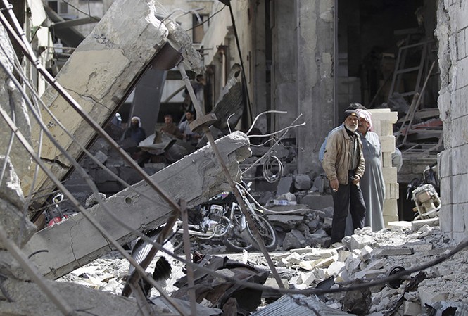 Liên quân Mỹ không kích ồ ạt Syria, 300 thường dân thiệt mạng Những thành phố chỉ còn lại đống đổ nát sau các trận không kích. Ảnh: Reuters