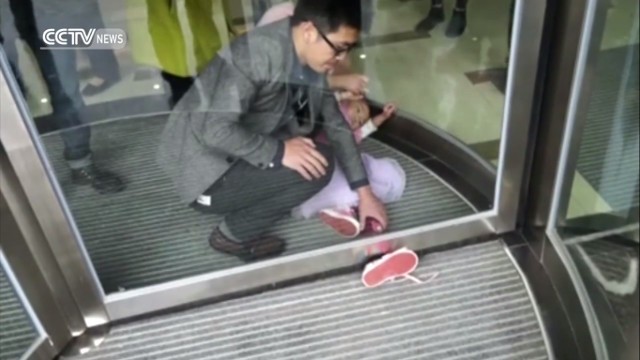 Bé gái 4 tuổi mắc kẹt vì nghịch cửa xoay khách sạn Bé gái bị mắc kẹt chân ở cửa xoay