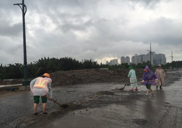 Nạn đổ chất thải hoành hành, Đại Quang Minh kêu cứu Công nhân thu dọn bùn đất.
