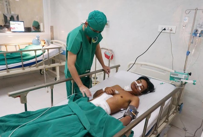 Cứu sống người đàn ông bị lưỡi cưa văng vào bụng lòi ruột Nạn nhân được cấp cứu và phẫu thuật sau khi đưa vào cấp cứu tại bệnh viện.