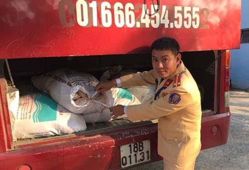 Thu giữ 1 tấn nội tạng động vật thối rữa cùng 10 con chim lạ Thu giữ 1 tấn nội tạng động vật thối rữa cùng 10 con chim lạ