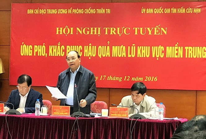 Không để dân đói khát, lâm vào cảnh màn trời chiếu đất Thủ tướng yêu cầu các bộ, ngành, địa phương tập trung ứng cứu người dân trong mưa lũ, không để người dân lâm vào cảnh màn trời chiếu đất.