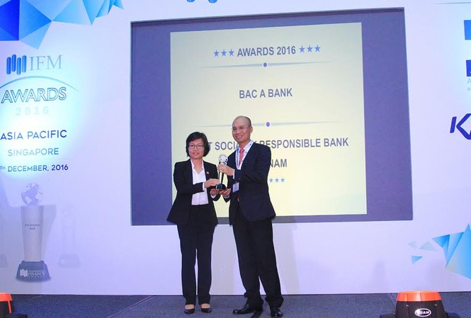 BAC A BANK là ngân hàng dẫn đầu về trách nhiệm xã hội Bà Nguyễn Thị Thu Minh - Tham tán Đầu tư Đại sứ quán Việt Nam tại Singapore, thay mặt BTC trao Cúp và chứng nhận cho ông Chu Nguyên Bình - Phó Tổng Giám đốc BAC A BANK.