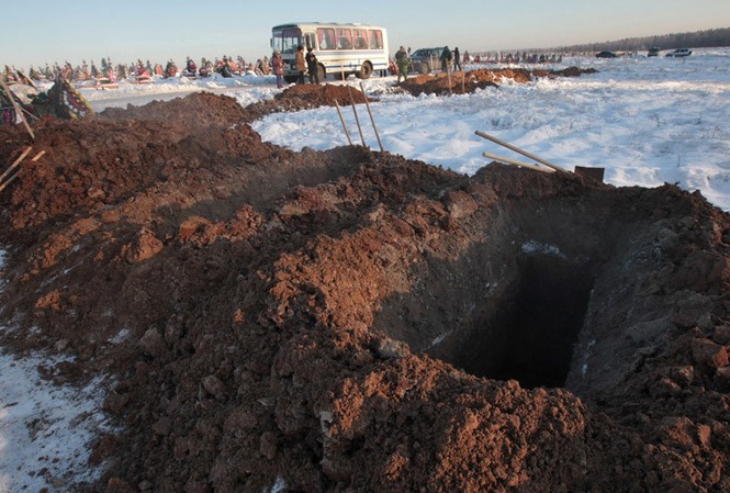 26 người chết vì uống 'thuốc nước có cồn' ở Siberia Nơi chôn cất các nạn nhân ngộ độc. Ảnh: Sputnik