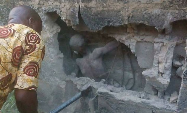 Bé trai sống sót kỳ diệu sau 3 ngày mắc kẹt trong khe tường Cậu bé 12 tuổi bị mắc kẹt trong khe tường suốt 3 ngày.