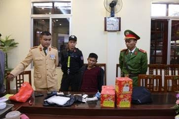 Bắt đối tượng mang ba lô chứa 1,2kg ma túy cùng nhiều pháo nổ Đối tượng Lĩnh (ngồi) cùng tang vật. Ảnh: Nguyễn Thái