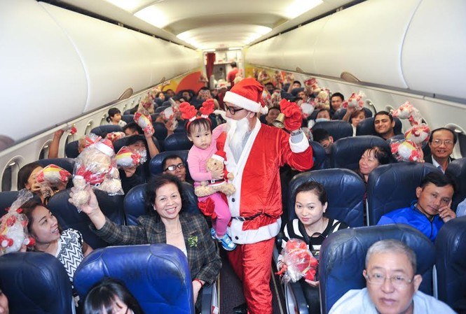 Vietjet thực hiện chuyến bay may mắn mùa Giáng sinh Nụ cười hạnh phúc của hành khách trên chuyến bay may mắn mùa Giáng sinh.