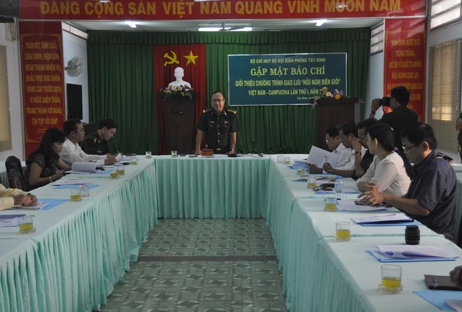 Biên phòng Tây Ninh ngăn chặn hàng trăm người vượt biên trái phép Đại tá Nguyễn Hoài Phương chủ trì buổi họp báo. Ảnh: Văn Minh.
