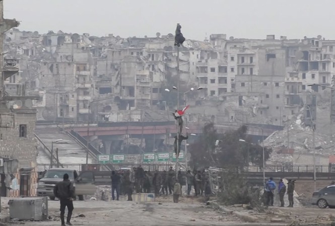 Tìm thấy mộ tập thể chôn hàng chục dân thường bị tra tấn ở Aleppo Aleppo đã được giải phóng khỏi sự kiểm soát của quân phiến loạn. Ảnh: RT