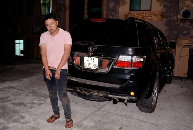 Fortuner chở hơn vạn gói thuốc lá lậu rú ga làm loạn đường phố Đối tượng vận chuyển hơn vạn gói thuốc lá lậu