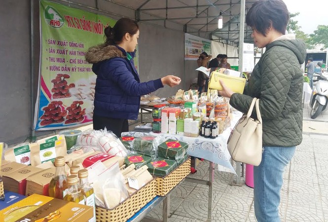 Phiên chợ nông dân Các mặt hàng như bánh chưng, giò chả... tại phiên chợ rất được các bà nội trợ quan tâm