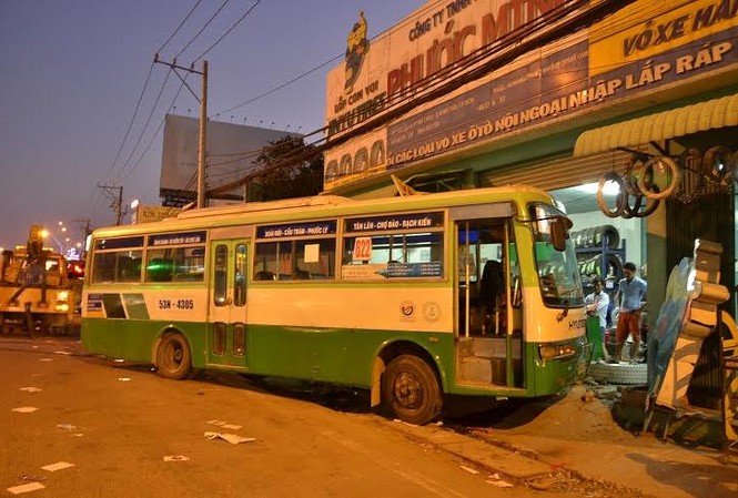 Xe buýt lao vào nhà dân Hiện trường vụ tai nạn.