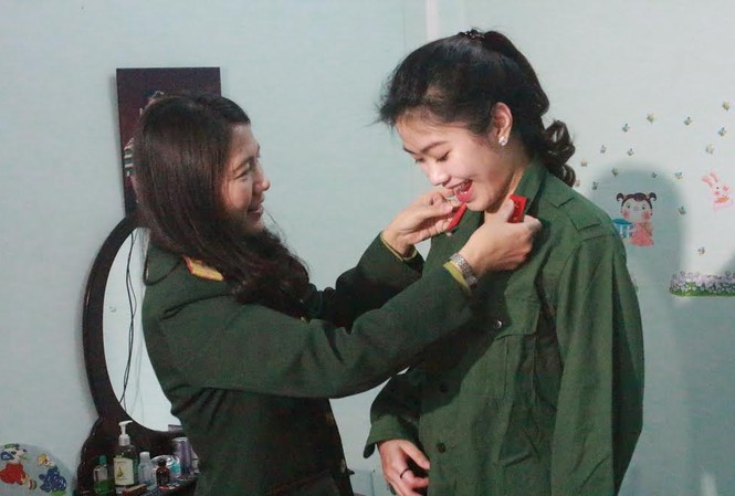 Gặp nữ tân binh đã tốt nghiệp hai trường đại học Lê Thị Thùy Linh và mẹ. Ảnh: Hoàng Lam