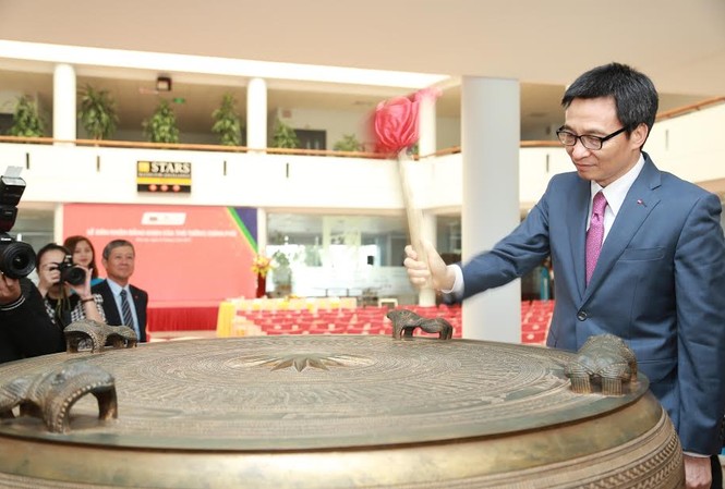 Phó Thủ tướng Vũ Đức Đam: Sinh viên phải có khát khao làm giàu Phó Thủ tướng Chính phủ Vũ Đức Đam đến thăm và làm việc với Đại học FPT cơ sở Hòa Lạc.